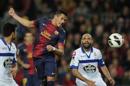 El delantero chileno Alexis Sánchez (24 años) llegó a España en la temporada 2011/2012 procedente del Udinese. En la foto, el delantero marca un gol de cabeza en el partido de Liga contra el Deportivo.