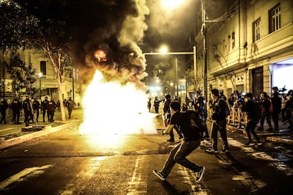 Confronto entre a polícia e manifestantes na noite de terça-feira em Lima.