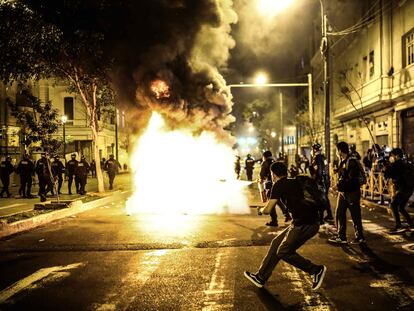 Enfrentamientos entre la policía y manifestantes la noche del martes en Lima.