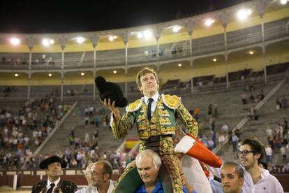 Román, a hombros, tras cortar dos orejas en Las Ventas.