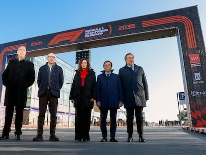 Isabel Díaz Ayuso, entre Stefano Domenicali y José Luis Martínez-Almeida, antes de la presentación del Gran Premio de España de Fórmula Uno de Madrid en Ifema, este martes.