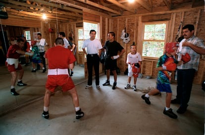 Julio César Chávez entrena junto a sus hijos, Omar y Julio Jr., en septiembre de 1998.