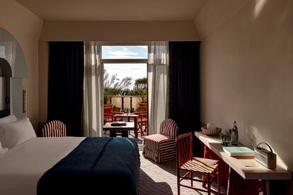 UN HOTEL. Para los amantes del art déco. Situado en un acantilado frente al océano, el Regina Experimental domina la bahía de Biarritz desde su construcción en 1907. Tras nueve meses de reformas, ha reabierto sus puertas con un lavado de cara a cargo de la diseñadora de interiores Dorothée Meilichzon, que para este trabajo se ha inspirado en la zona. La arquitectura neovasca y los detalles de la decoración se complementan con elementos japoneses, país estrechamente vinculado al territorio.