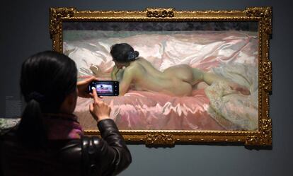 Una visitante ante 'Desnudo de mujer', en la inauguración en marzo de la exposición dedicada a Sorolla en la National Gallery.