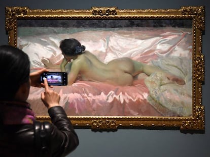 Una visitante ante 'Desnudo de mujer', en la inauguración en marzo de la exposición dedicada a Sorolla en la National Gallery.