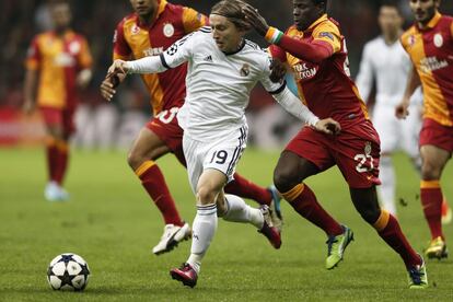 Modric lucha por el balón con Eboue.