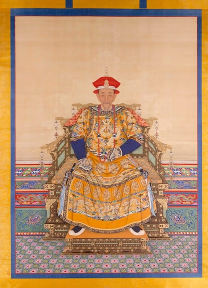 Aqu el emperador Kangxi aparece con los prendas tpicas de las ceremonias oficiales.