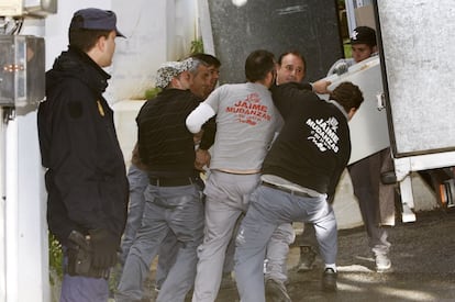 11 de enero de 2010.<br>Empleados de una empresa de mudanzas trasladan una caja fuerte que forma parte del sumario del 'caso Malaya' desde los juzgados de Marbella a la Audiencia de Málaga.