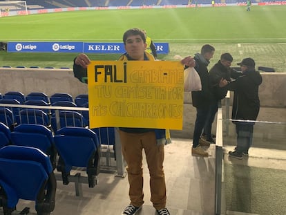 Esteban Moreno enseña la pancarta dedicada a Fali en el partido en el Reale Arena el pasado 3 de marzo.
