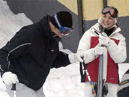 El príncipe Felipe Y Letizia Ortiz esquiando