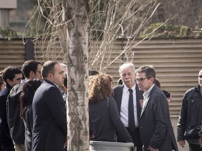 Eduardo Mendoza i Queco Novell, després del funeral de Rosa Novell aquest diumenge.