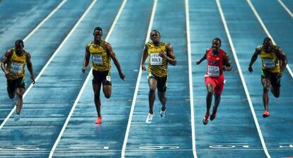 Bolt se impone en la final de 100 m. 