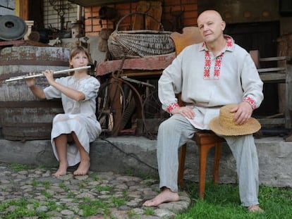Félix Yanushkévich, en su museo de Rakau, junto con su hija Vika.