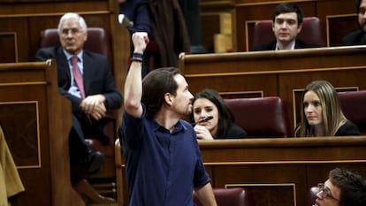 Pablo Iglesias aixeca el puny al Congrés després de prometre el seu càrrec de diputat.