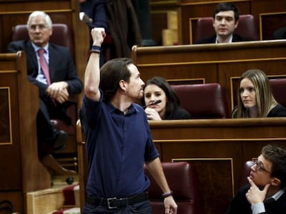 Pablo Iglesias levanta o punho no Congresso depois de jurar seu cargo de deputado.