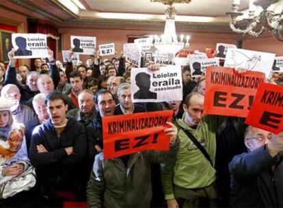 Simpatizantes de ANV sostienen en el pleno carteles con el lema en euskera <i>Criminalización no,</i> mientras que seguidores del PNV portan otros blancos con la paloma de la paz y la frase <i>Asesinado en Loyola,</i> en referencia al empresario asesinado por ETA Ignacio Uria.