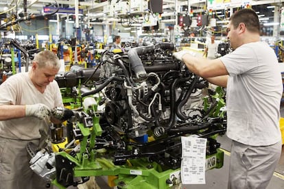 Dos empleados trabajando en la fábrica de Dacia en Mioveni, Rumanía, en 2020.