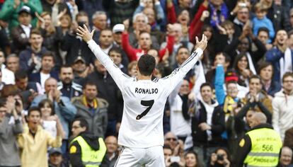 Cristiano Ronaldo celebra ante el público del Bernabéu el primer gol.