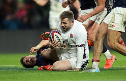 Elliot Daly (centro) anota un ensayo ante Francia en el Torneo Seis Naciones.