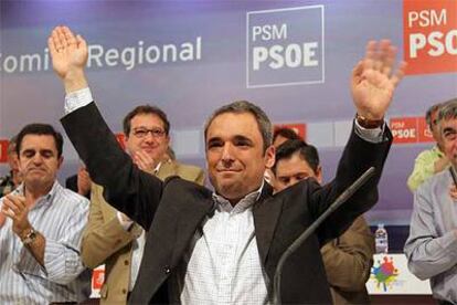 Rafael Simancas saluda, con gesto triunfal, a sus compañeros en el congreso extraordinario de los socialistas madrileños.