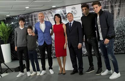 Zinedine Zidane posa con su familia (Luca, en el extremo derecho) el día en que se anunció su nombramiento como entrenador del Real Madrid, en enero de 2016.