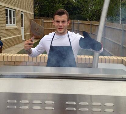 El centrocampista del Arsenal Jack Wilshere, en el jardín de su casa junto a una barbacoa. Tras un año mermado por las lesiones, Wilshere espera convertirse en la referencia de los londinenses, empezando por la previa de Champions, que podría medirle a la Real Sociedad.