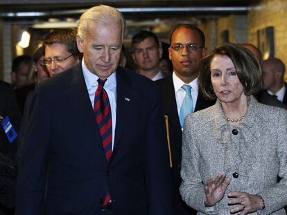 El vicepresidente Joe Biden y la presidenta de la Cámara, Nancy Pelosi, ayer en el Capitolio.