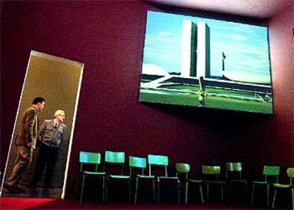 Videoinstalación del artista catalán Jordi Colomer que se exhibe en la exposición <i>Ficciones documentales.</i>