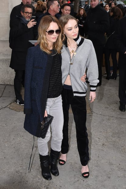 Vanessa Paradis hoy comparte el protagonismo ante los fotógrafos con su hija, Lily-Rose Depp. La joven ha seguido los pasos de su madre tanto en la industria de la moda como del cine, y ha conquistado al mismísimo káiser de la moda Karl Lagerfeld. En la imagen, madre e hija, en el desfile de Chanel del pasado marzo en París.