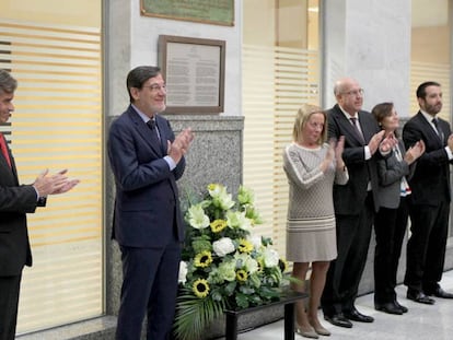 Ibarra, el segundo por la izquierda, durante el homenaje a Lidón