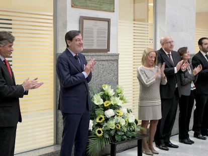 Ibarra, el segundo por la izquierda, durante el homenaje a Lidón