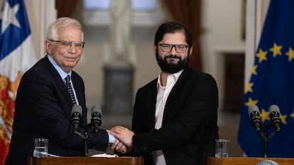 El alto representante de la Unión Europea para Asuntos Exteriores y Política de Seguridad, Josep Borrell, y el presidente de Chile, Gabriel Boric, durante una rueda de prensa en Santiago, el jueves 28 de abril de 2022.