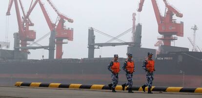 Un carguero atracado en el puerto chino de Qingdao.