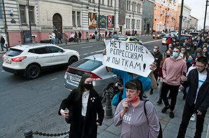Marcha a favor del opositor Alexéi Navalni en Vladivostok, Rusia, este miércoles. En la pancarta se puede leer: "¡No a la guerra, a la represión y a la turtora!"