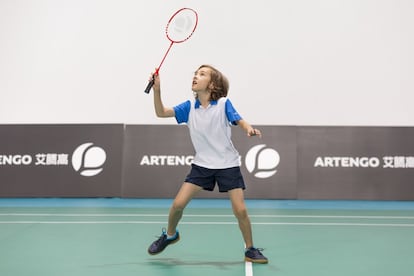 Como todos los deportes de raqueta es unilateral, es decir, desarrolla esencialmente uno de los dos laterales del cuerpo. Por ello, "es muy conveniente complementarlo con otro como la natación o el atletismo", recomienda Gema García. Cuando los niños son muy pequeños, la coordinación óculo-manual es más difícil, y la raqueta de bádminton tiene una particularidad: es demasiado larga, por lo que golpear el volante (o pluma) es más complicado. Por ello, al inicio la raqueta debe ser más corta, debe jugarse sin red y en una superficie mucho más reducida. Nuestros expertos recomiendan realizar ejercicios de lanzamiento y recepción del volante a corta distancia y, poco a poco, ir alejándose. El bádminton trabaja la coordinación, la resistencia y, sobre todo, la agilidad y los reflejos, al ser muy rápido. Para practicarlo, en <a href="https://www.decathlon.es/C-535784-badminton?utm_source=themamas&thepapas&utm_medium=display&utm_campaign=Decathlon_Vuelta al Deporte_2018-08-07_2018-10-18_RET_&utm_term=UM&utm_content=" >Decathlon</a> puedes encontrar raquetas desde 5,99 a 24,99 euros y zapatillas desde 19,99 euros. La camiseta y el pantalón pueden ser de deporte, pero se recomienda que sean elásticos para facilitar los movimientos.