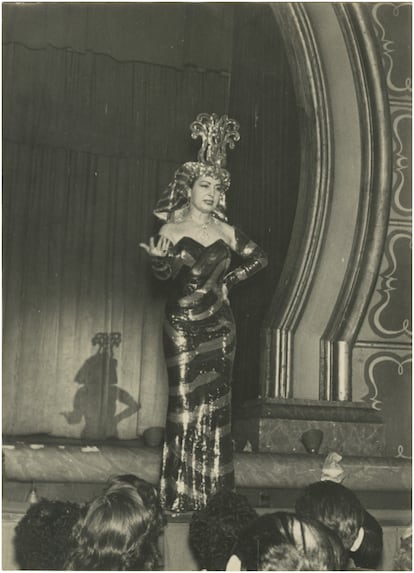 Bella Dorita en El Molino, con uno de sus fastuosos vestidos.