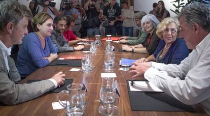 Ada Colau, se reune en Barcelona con ocho alcaldes. A la izquierda, Pedro Santisteve (Zaragoza), Colau (Bareclona), Xulio Ferreiro ( A Coruña) y José María González (Cádiz). A la izquierda: Joseba Asiron (Pamplona), Madrid, Manuela Carmena (Madrid), Badalona, Dolors Sabater (Badalona); y Martiño Noriega (Santiago de Compostela).