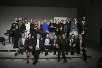 Foto de grupo de los premiados, los entregadores y parte del equipo de ICON y EL PAÍS. 
