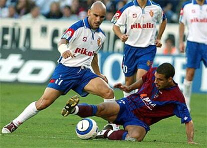 Movilla y Celestini pugnan por un balón durante el partido de ayer.