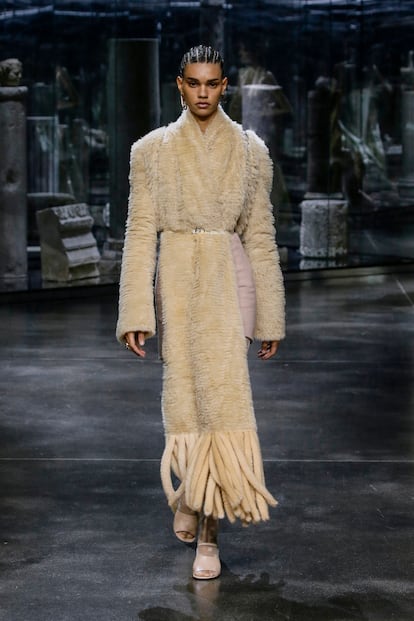 Una modelo desfila para Fendi, en la semana de la moda de Milán.