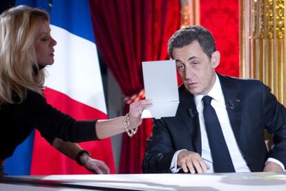 Nicolas Sarkozy se mira en un espejo antes de su intervención de anoche en televisión.