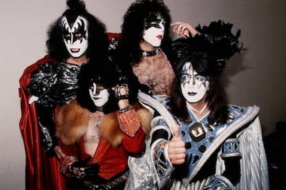 Gene Simmons y Paul Stanley (arriba); Eric Carr y Ace Frehley (abajo). Kiss exhibiendo sus pinturas de guerra.