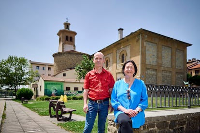 Mikel Baztán y Roselina Caballín frente a la iglesia de San Andrés de Villava. 