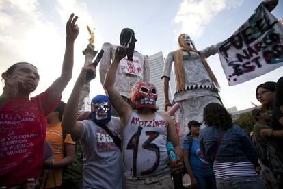 Los alumnos de la UNAM, la mayor universidad pública de México, del Instituto Politécnico, de las escuelas de Magisterio rurales y de la Universidad Iberoamericana encabezaron la marcha, con la intención de prolongar los paros hasta el viernes.