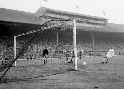 Alfredo di Stefano chuta a gol durante o jogo contra o Eintracht Frankfurt no final da Copa da Europa de 1960. O Real venceu por 7x3.