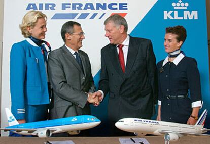 El presidente de Air France, Jean-Cyril Spinetta, y el de KLM, Leo van Wijk, al anunciar ayer los trminos de la fusin.