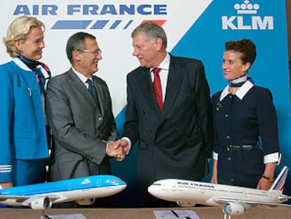 El presidente de Air France, Jean-Cyril Spinetta, y el de KLM, Leo van Wijk, al anunciar ayer los términos de la fusión.