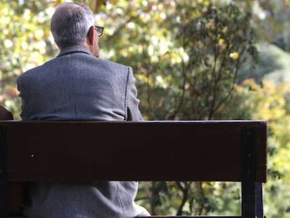 Dos ancianos sentados en el banco de un parque público de Madrid.