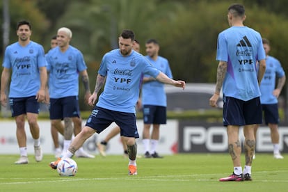 Argentina's forward Lionel Messi (C) controls the ball next to forward Angel Di Maria (R) during a training session in Ezeiza, Buenos Aires province on March 21, 2023, ahead of their friendly football matches against Panama and Curazao.