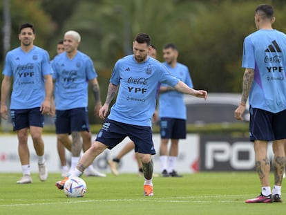 Argentina's forward Lionel Messi (C) controls the ball next to forward Angel Di Maria (R) during a training session in Ezeiza, Buenos Aires province on March 21, 2023, ahead of their friendly football matches against Panama and Curazao.